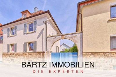 Charme trifft Raum: Zweifamilienhaus im Altbaustil mit großzügigem Garten