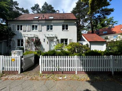 Großzügige Doppelhaushälfte mit Wintergarten, Terrassen und Garten im schönen Schmargendorf