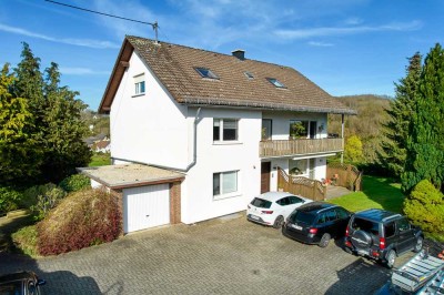 ***Großzügiges 3 Parteienhaus in schöner Ortsrandlage mit Blick ins Grüne ***