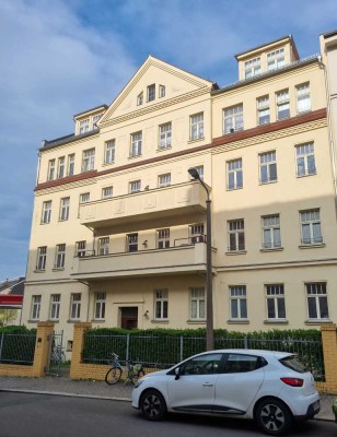 ++ Exklusive, neuwertige 2 Zi. Whg mit Balkon, Parkettboden und Einbauküche ++
