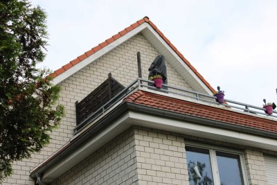 Helle 2 ZKB-Dachgeschoßwohnung mit großer Dachterrasse und Carport