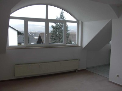 2-Zimmer-Dachgeschosswohnung mit Balkon und EBK in Eltville nahe EBS