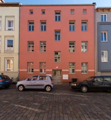 Schicke 2-Raumwohnung mit Laminat, Wannenbad, Einbauküche und Süd-Balkon...!!!