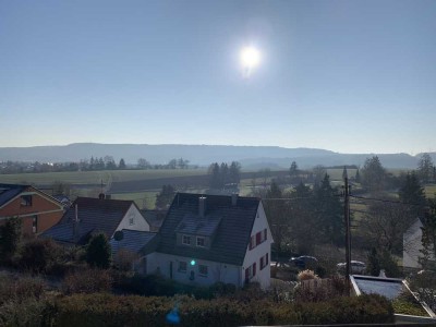 Helle lichtdurchflutete Dachgeschoßwohnung - 3,5 Zimmer mit Südterrasse ab 01.04.2025