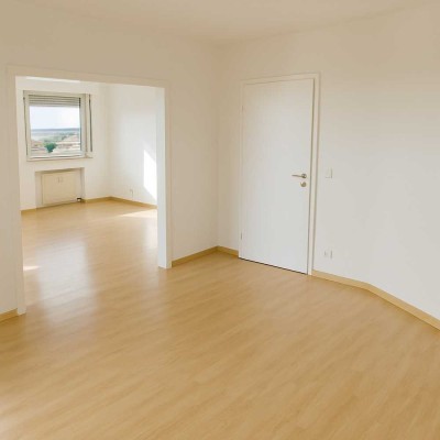 Blick über Schweinfurt - renovierte 4-Zimmer-Wohnung mit Balkon, Einbauküche und Garage