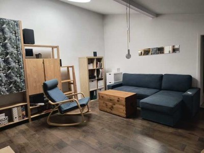 Schönes Wohnen in Forchheim ! Gemütliche 2-Zimmer-Dachwohnung mit Einbauküche im bäuerlichen Anwesen