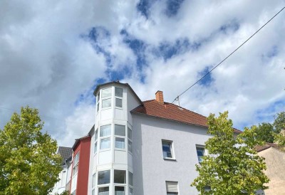 Pachten: Zentrale und helle Dachwohnung mit Loggia