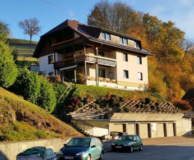 Freundliche und gepflegte 4-Raum-DG-Wohnung mit geh. Innenausstattung mit Balkon und EBK in Oberried