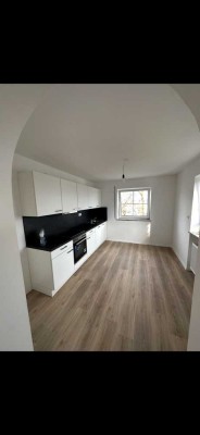 Ruhige, modernisierte 3-Zimmer-Whg mit neuwertiger EBK und Balkon