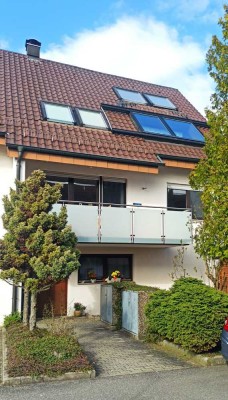 Renovierte 2,5-Zimmer-Hochparterre-Wohnung mit Balkon und Einbauküche in Gebersheim