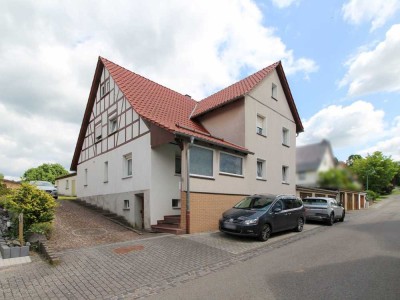 Viel Platz auf dem Land: Wohnhaus mit großem Grundstück und sieben Garagen in Fischbach