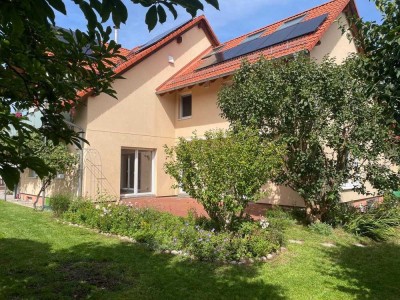Großzügige, helle Wohnung mit Garten in ruhiger Lage / 4+2 Zi