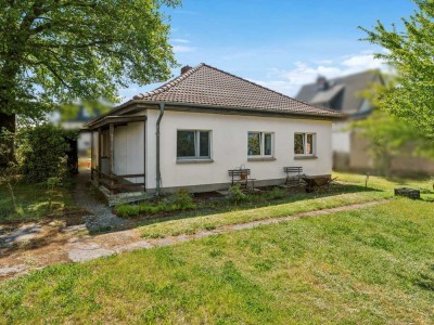 Einfamilienhaus mit 5 Zimmern auf ca. 1.260 m² großem Südwest-Grundstück mit Bebauungspotenzial