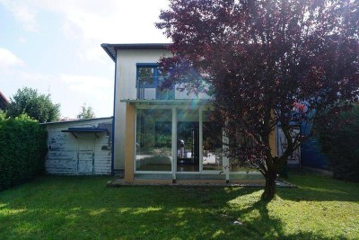 Interessantes Wohnhaus mit Vollunterkellerung und Carport am Stadtrand