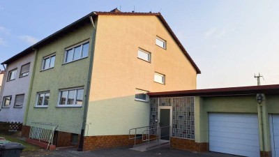 Solide, helle 1-2 Fam. DHH mit 2 Garagen u. großem Grundstück