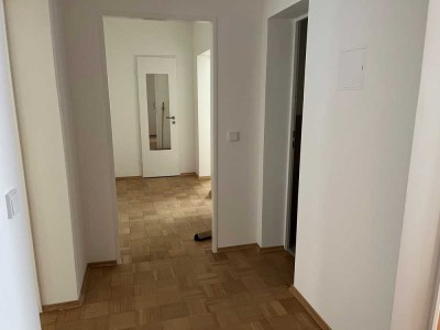 Ruhig gelegene 3,5-Zimmer-Erdgeschosswohnung mit Balkon und Einbauküche in Wiesbaden