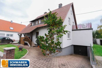 CHARMANT & RUHIG GELEGEN: Zweifamilienhaus mit Garage und schönem Garten in Asselfingen zu verkaufen