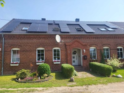 Geräumige, preiswerte und modernisierte 7-Raum-Doppelhaushälfte in Legde/Quitzöbel