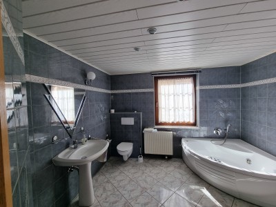 Individuelle Wohnung mit großem Balkon und Garage