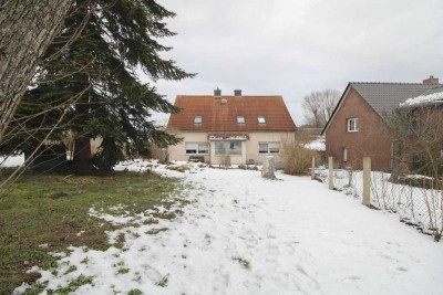 Schönes Zuhause mit Garten, Nebengebäude und Garage in naturnaher Lage