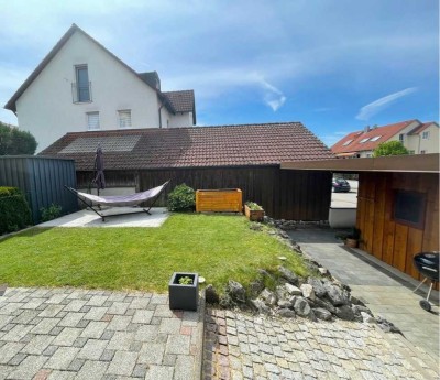 Großzügige sonnige Gartenwohnung mit Gartenhaus, 2 Terrassen und 2 Stellplätzen