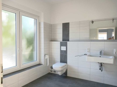 Stilvolle, modernisierte 2-Raum-Wohnung mit geh. Innenausstattung mit Balkon