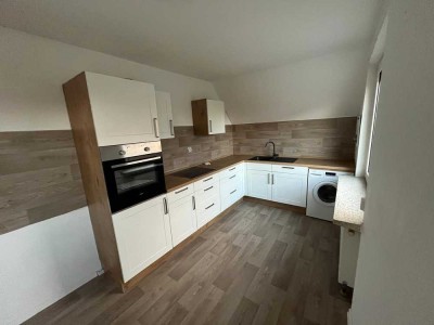 3 Zimmer-Wohnung, große Dachterrasse, Einbauküche, 2 Stellplätze