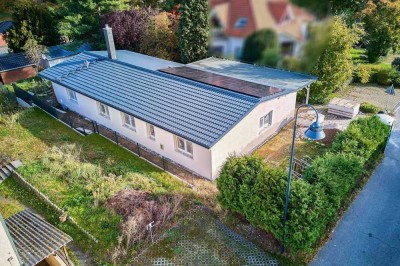 Zögern Sie nicht: Dank Erstbezug und gehobener Ausstattung energieeffizienter Bungalow mit Garten