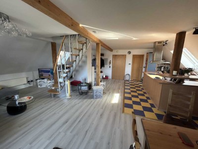 Attraktive und modernisierte 2-Raum-Dachgeschosswohnung mit Balkon und EBK in Schwanstetten