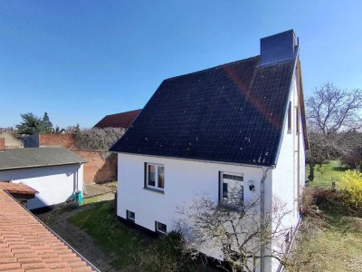 Zwei gepflegte Wohnhäuser mit Garage in ländlicher Umgebung