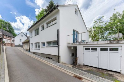Renoviertes Zweifamilienhaus mit großem Grundstück und vielfältigen Nutzungsmöglichkeiten