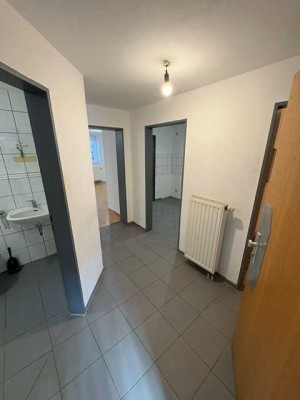 Schöne und neuwertige 1-Zimmer-Souterrain-Wohnung in Düren-Derichsweiler