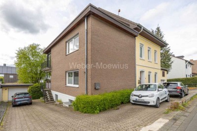 Freistehendes Zweifamilienhaus mit Vollkeller / 2 Loggien / Garten / 2 Garagen + Stellplätze