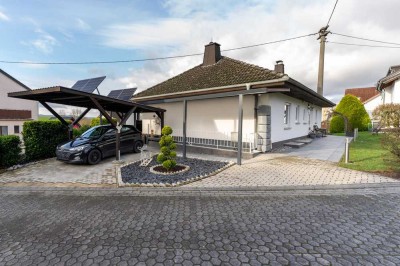 Modernes Einfamilienhaus mit Einliegerwohnung und Garagen