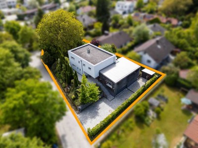 Architektenhaus in Seenähe: Grün gerahmter Rückzugsort mit exklusivem In- & Outdoor-Ambiente