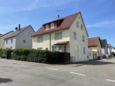 Renovierte, Möblierte 4 Zimmer Wohnung mit Hof und 2 Stellplätzen.