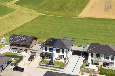 Neuwertige Doppelhaushälfte mit Garten, Terrasse, Carport und unverbautem Ausblick