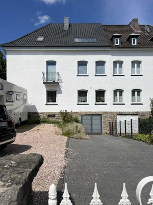 Wunderschöne sanierte Altbauwohnung in einem ruhigem 3 Fam-Haus mit Fernblick über Felder - Wiesen..