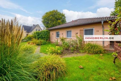 IMMOBERLIN.DE - Entzückender Bungalow mit Gartenidylle & Wintergarten im Berliner Speckgürtel