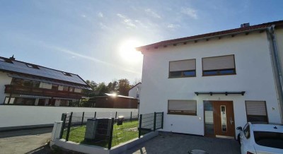 ... Neubau-Erstbezug DHH mit ca. 175m² Wfl. mit Luft-Wärme-ZH + PV in ruhigem Wohngebiet ...