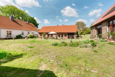 Großer Hof (mit 3 Wohnungen) und Seewiese