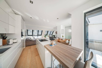 Lichtdurchflutete Dachwohnung mit Traumterrasse, Garage &amp; perfektem Grundriss – in begehrter Lage beim Loquaiplatz
