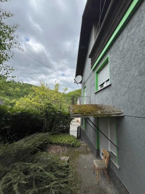 Leerstehendes Mehrfamilienhaus mit Garage und Ausbaureserven