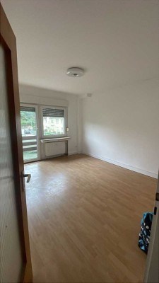 3-Zimmer-Wohnung mit Balkon – sanierungsbedürftig, leerstehend