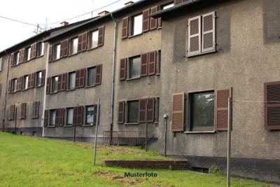 Mehrfamiliendoppelhaus mit 4 Garagen