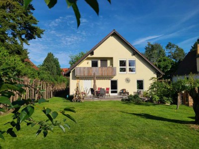 Großzügige 3-Zimmer-Dachgeschosswohnung mit Wallbox im Zweifamilienhaus - Seenähe