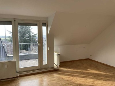 Helle, ruhige und gepflegte 2-Zimmer-DG-Wohnung mit Balkon und Einbauküche