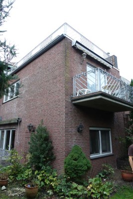 Attraktive 2,5-Zimmer-DG-Maisonette-Wohnung m großer Dachterrasse, EBK & maßgefert. Einbauschränken