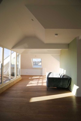 Lichtdurchflutete Altbauwohnung mit Skyline Blick