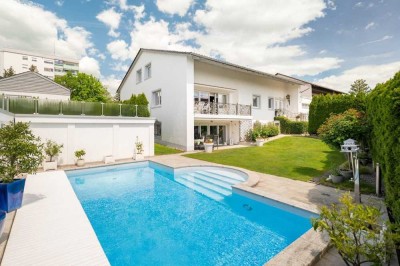 Deggendorf/Aussichtslage: Exklusives Wohnhaus mit Pool, PV-Anlage, 6 Garagen u. 1.000 m2 Grundstück!